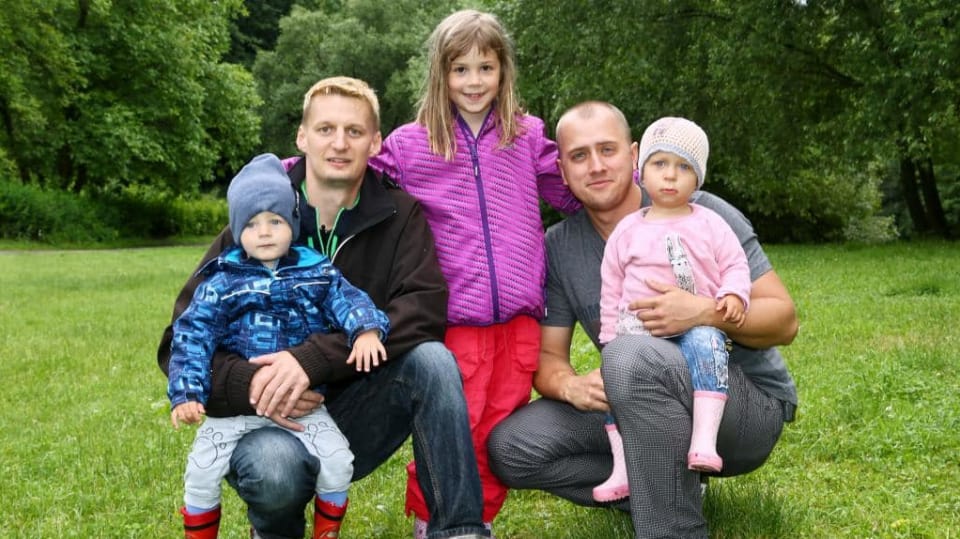Tátové se rozhodli, vzít děti na společný výlet. Do chatek.